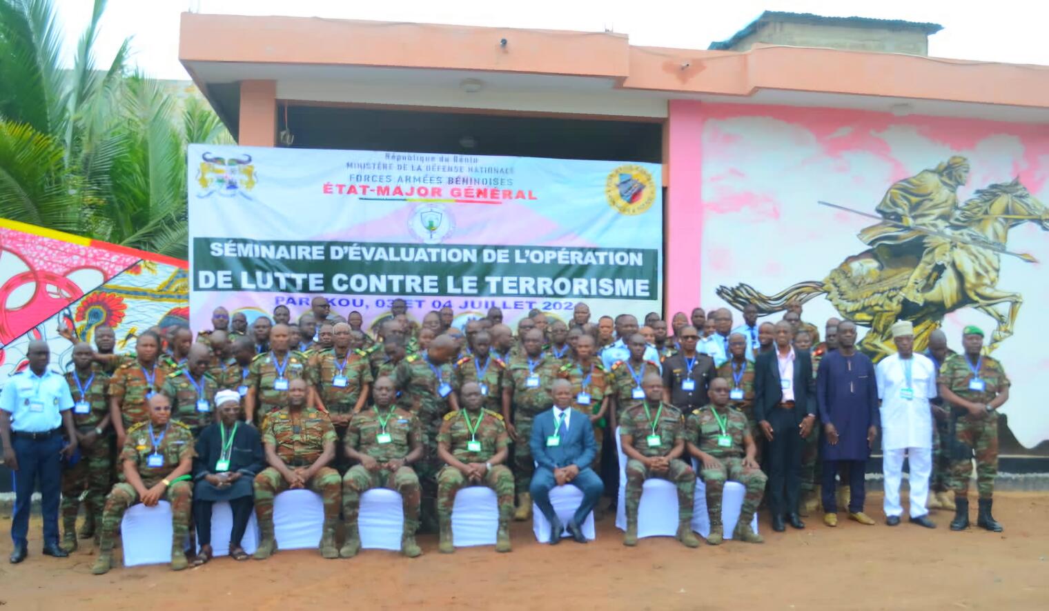 Depuis quelques jours, les usagers de la plage de Fidjrossè remarquent sur la côte un navire immobilisé. Il s’agit en réalité du remorqueur “SPSL UDEME” détecté le jeudi 27 juin 2024, par le nouveau système ultramoderne de surveillance maritime du Bénin ainsi que par le centre des opérations de la Marine nationale du Bénin. Et c’est pour éclairer l’opinion sur cet incident que le Préfet maritime du Bénin, le Contre-Amiral Maxime AHOYO a tenu une conférence de presse le mercredi 03 juillet 2024 au siège du centre à Cotonou, suite  à la réunion de crise tenue avec les différentes administrations impliquées dans la résolution de la situation.   Pour le Contre-Amiral, toutes les tentatives pour établir la liaison radio avec le navire qui avait jeté son ancre à 5000 marins des côtes du Bénin ont été vaines. Le sémaphore de Grand-Popo a été chargé de continuer les appels et de surveiller le navire en permanence. Chose étonnante, le lendemain, à la vue de l’équipe de fusiliers marins envoyée par la Préfecture maritime, le navire a tenté de fuir mais a été rapidement maîtrisé.   Les conditions météorologiques ayant causé à plusieurs reprises la rupture de la remorque, le samedi 29 juin 2024, aux alentours de 22h 30, un remorqueur du Port Autonome de Cotonou (PAC) a été dépêché sur le lieu de mouillage mais l’équipage du navire “SPSL UDEME” a, une fois de plus, refusé de collaborer pour lever l’ancre. Durant la nuit du 29 au 30 juin 2024, le navire a dérivé et échoué sur la plage de Fidjrossè.   Des dispositions ont été rapidement prises par les autorités pour éviter les risques de pollution des eaux béninoises car le navire transporte du gasoil. « Nous avons contacté les autorités nigérianes qui ont confirmé que les activités du navire “SPSL-UDEME” dans les eaux nigérianes étaient inconnues, donc illicites. Notre priorité, c’est la protection de l’environnement. Les équipes ont été mobilisées. Le périmètre quadrillé et sécurisé. Les baignades sont interdites. À cette date, un peu moins de 100 tonnes ont été déjà pompées. L’opération se poursuit car selon la déclaration du Capitaine du navire, plus de 200 tonnes de gas-oil sont à bord du navire », a indiqué le Conférencier.   Pour ce qui concerne le gas-oil, le Préfet maritime indique qu’il est saisi et devient la propriété de l’État béninois. La justice fait déjà son travail en ce qui concerne les membres de l’équipage mis aux arrêts, a rassuré le Préfet maritime, Contre-Amiral Maxime AHOYO.