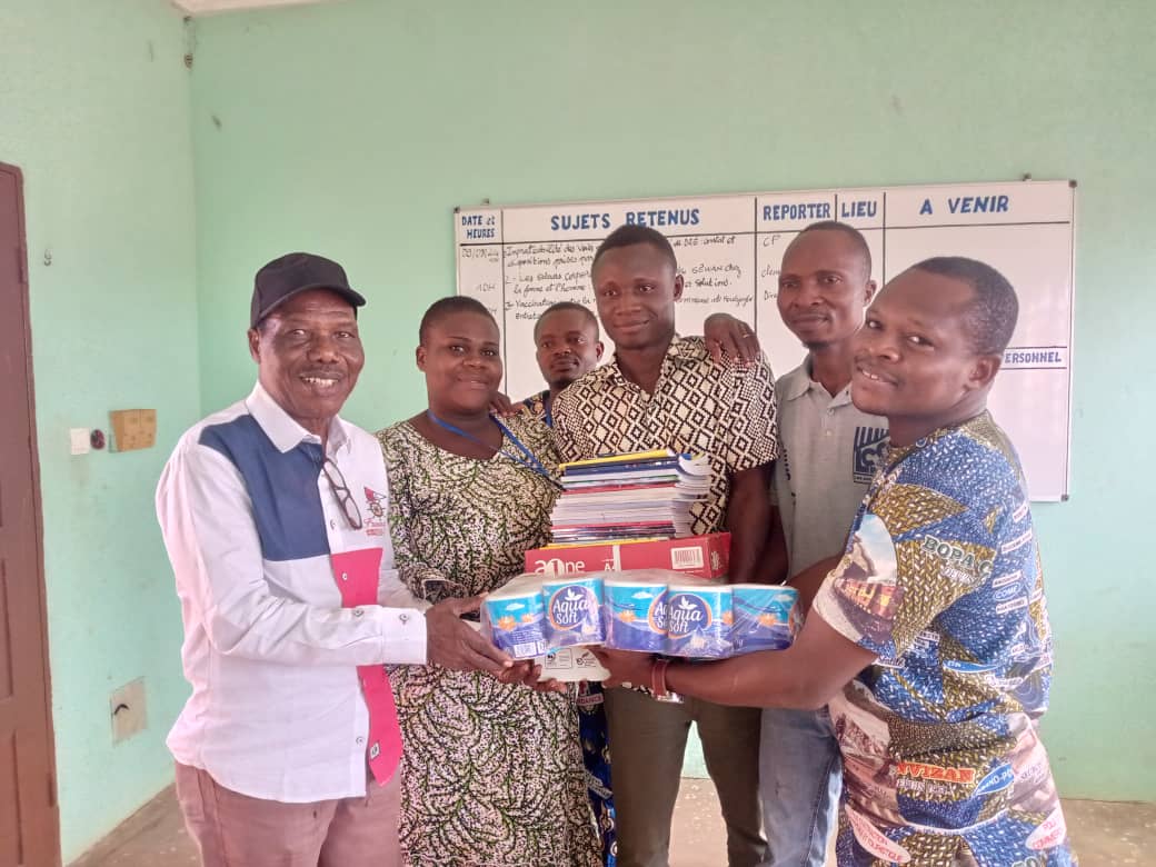 Dr Théophilus Vodounou fait un important don à Radio Betsaleel FM