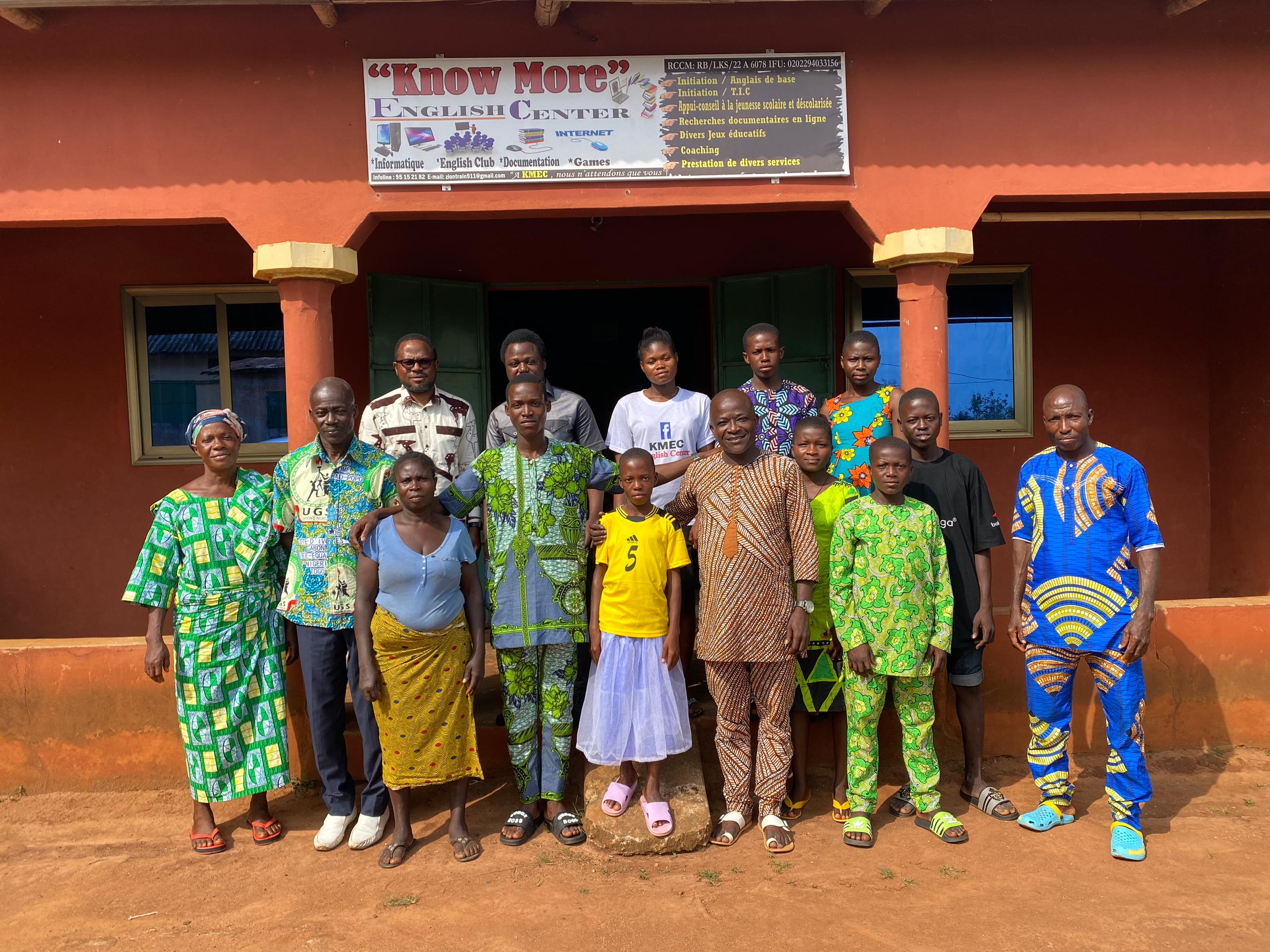 Rentrée scolaire 2024-2025 : Know More English Center et Connect 3 assurent les frais de scolarité de 13 élèves de Houéyogbé