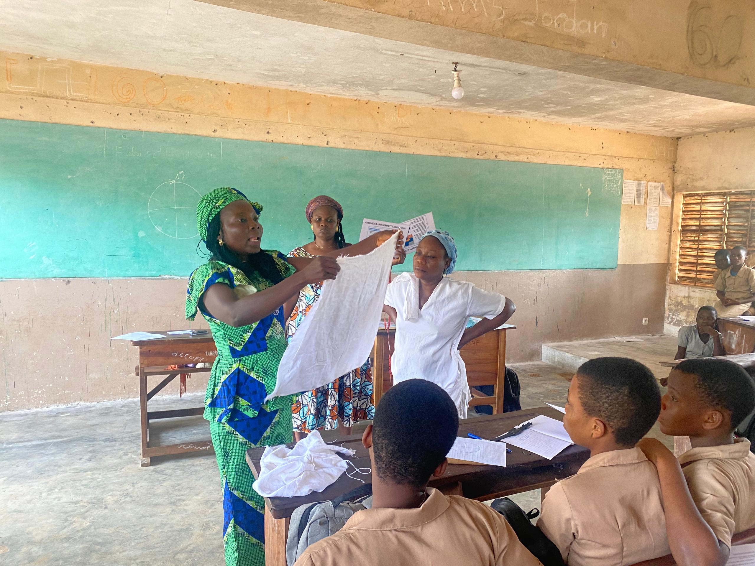 JIF 2024 : GI-MONO sensibilise les apprenantes du CEG 1 de Lokossa sur l’hygiène menstruelle