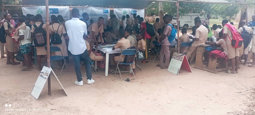 Lecture et réseaux sociaux : La Fondation Afrique Espérance sensibilise les élèves du CEG Houéyogbé