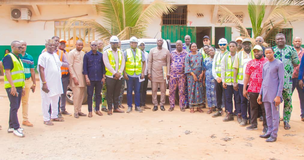 Pavage de la rue déviation à Comé : Le maire Adanhopé procède à la remise officielle du site à l’entreprise adjudicataire
