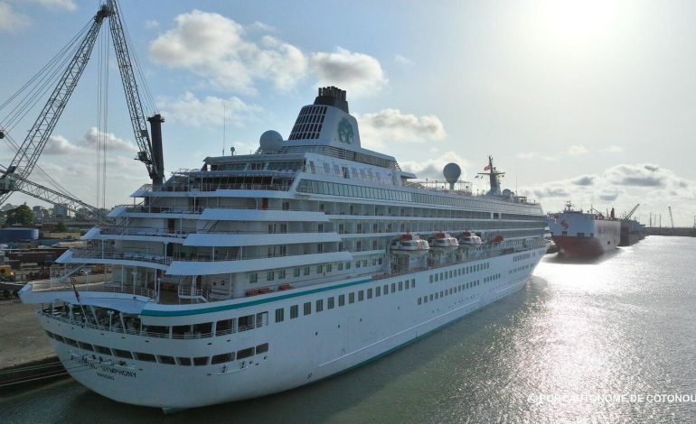 Cotonou accueille le plus grand navire de croisière de son histoire : Le Crystal Symphony