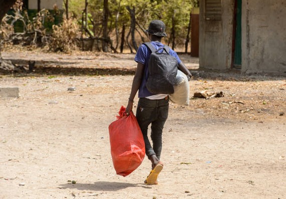 Terre fatiguée, horizons incertains : la migration risquée vers le Nigéria